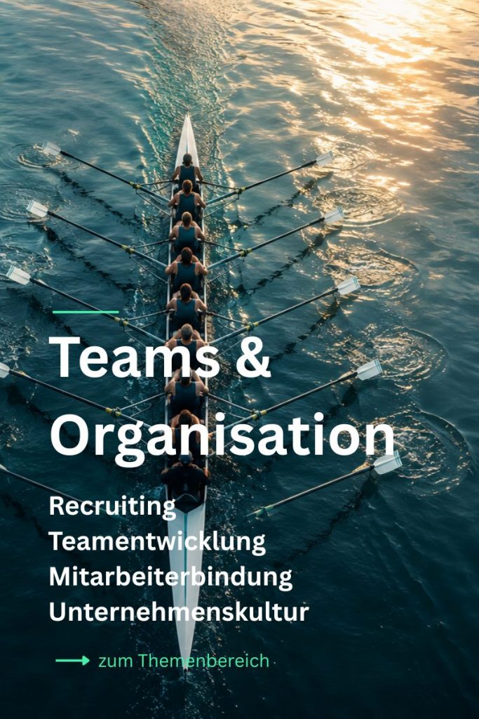 ein 4er Kanu symbolisiert Teamarbeit